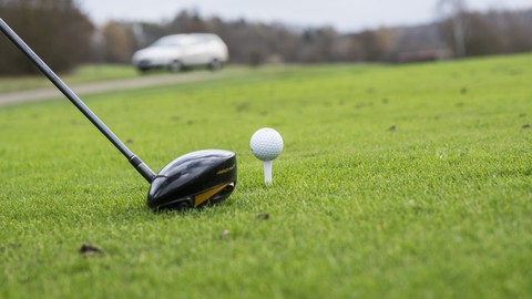 Wann muss Golfer zahlen? Ungewöhnliche Flugbahn: Golfball trifft Heckscheibe – ohne Verschulden keine Haftung     