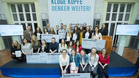 „Kluge Köpfe denken weiter“ – BARMER GEK und F.A.Z. prämieren Schüler- und Studentenprojekte