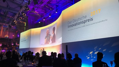 AXA Deutschland unter den drei innovativsten Großunternehmen - Kölner Versicherer als Finalist für Entwicklung der Begleit-App „WayGuard“ beim Deutschen Innovationspreis geehrt.