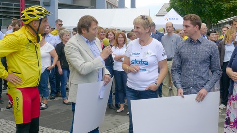 SDK spendet 15.000 Euro für die Tour Ginkgo /Tourstopp bei der Hauptverwaltung in Fellbach – Mitarbeiter radeln für „Olgäle sorgt nach“