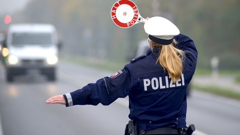 Stopp, Polizei! Was Sie bei einer Polizeikontrolle rechtlich beachten müssen