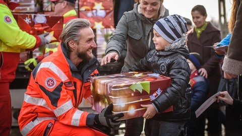 Johanniter-Weihnachtstrucker 2021: Geschenke für den guten Zweck   