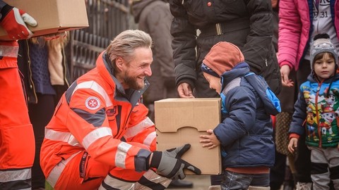 Päckchen als Zeichen der Hoffnung: AV unterstützt „Johanniter-Weihnachtstrucker 2022“    