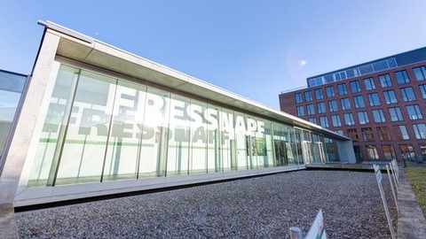 Digitaler Tierkrankenversicherer DA Direkt erweitert das Ökosystem von Fressnapf zusammen mit petolo