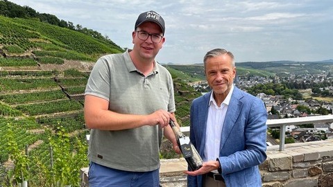 Zeichen gegen die „Flutdemenz“: Zurich ersteigert Flutwein für den Wiederaufbau an der Ahr - Flasche als NFT Teil einer Kunstinstallation