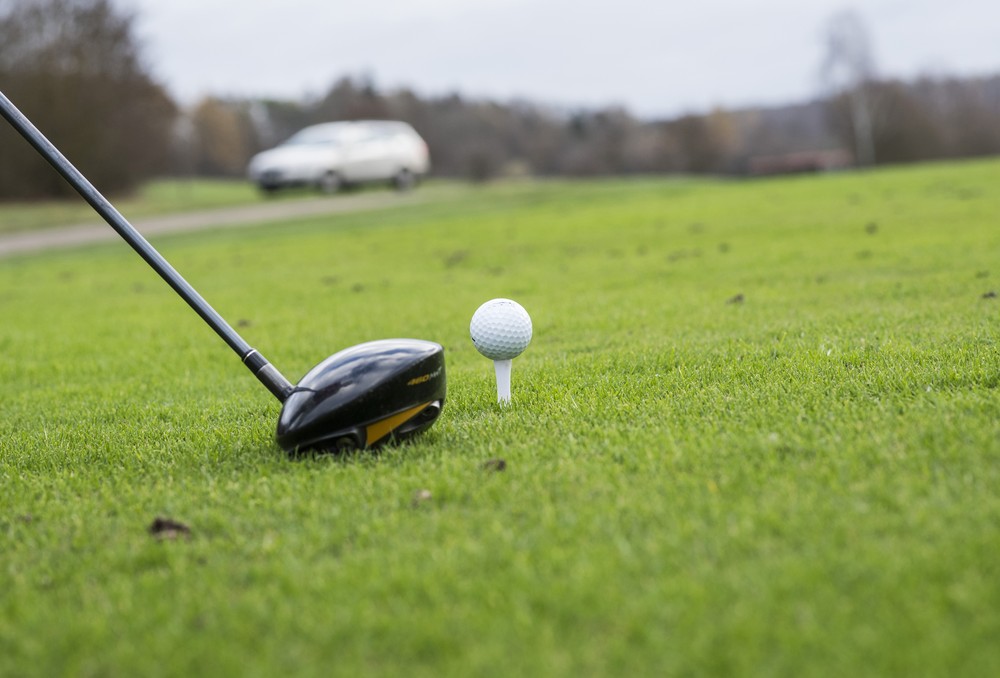 Wann muss Golfer zahlen? Ungewöhnliche Flugbahn: Golfball trifft Heckscheibe – ohne Verschulden keine Haftung     