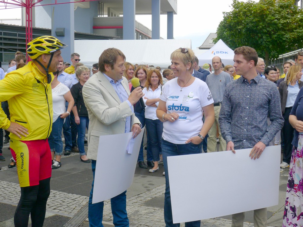 SDK spendet 15.000 Euro für die Tour Ginkgo /Tourstopp bei der Hauptverwaltung in Fellbach – Mitarbeiter radeln für „Olgäle sorgt nach“