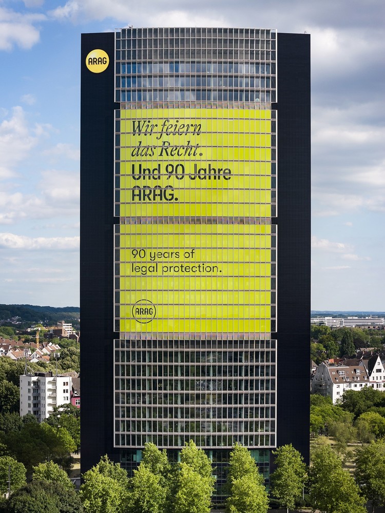 90 Jahre ARAG: Fokus Rechtsschutz aktueller denn je - 125-Meter-Fassade der Düsseldorfer Konzernzentrale mit Jubiläumsmotiv