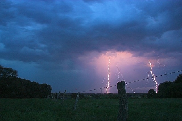 Wie man Photovoltaik-Anlagen vor Gewitter schützen kann | MDR.DE