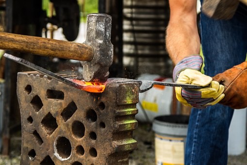 Vorsorgevarianten für viele Berufe: Bezahlbarer und starker BU-Schutz für Handwerker