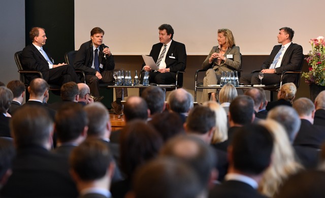 Uwe Burkert ( Landesbank Baden-Württemberg), Dr. Tilman Lüder (Europäische Kommission), Stefan Schaaf (Börsen-Zeitung), Jella Benner-Heinacher (Deutschen Schutzvereinigung für Wertpapierbesitz e.V.) und Georg Baur (Bundesverband Öffentlicher Banken Deutschlands)