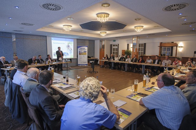 Axel Eilers (Vorstandsvorsitzender) spricht vor der Mitgliedervertreterversammlung in Westerstede