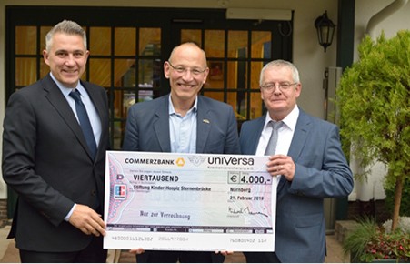 Scheckübergabe an Stiftung Kinder-Hospiz Sternenbrücke in Hamburg (v.l.): Andreas Mende (Landesdirektor Makler Nord-Ost uniVersa), Peer Gent (Geschäftsführender Vorstand Stiftung Kinder-Hospiz Sternenbrücke) und Michael Baulig (Vorstandsvorsitzender uniVersa).