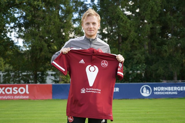 Clubspieler Mats Möller Daehli mit dem Sonderflocktrikot, das die Mannschaft des 1. FCN am 2. Oktober tragen wird. 