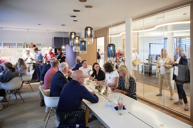 Während der Hausmesse tauschen sich die Gäste in großzügigen Loungebereichen aus.