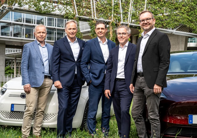 Von links: Christopher Cols, CEO Fleetpool; Jürgen Heinle, Allianz; Florian Weiß, Allianz; Ulrich Stephan, Allianz; Alexander Kaiser, Fleetpool         