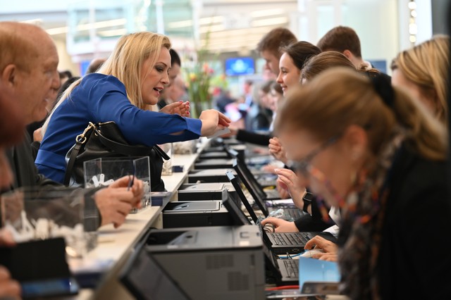 Zahlreiche Besucher bei der Registrierung