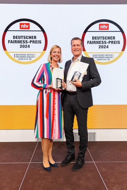 Die EUROPA Versicherungen sind doppelt fair: Vanessa Sitter (l.), Produktmanagerin Leben, und Gerd Langer, Leiter Servicecenter Leben, nahmen die Auszeichnungen bei der Preisverleihung zum „Deutschen Fairness-Preis 2024“ in Berlin entgegen.