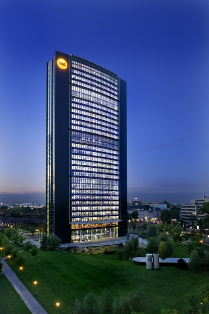 ARAG Tower bei Nacht